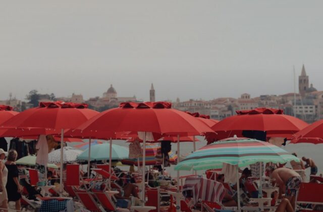 Costa Smeralda, l’estate della “carica dei centomila”