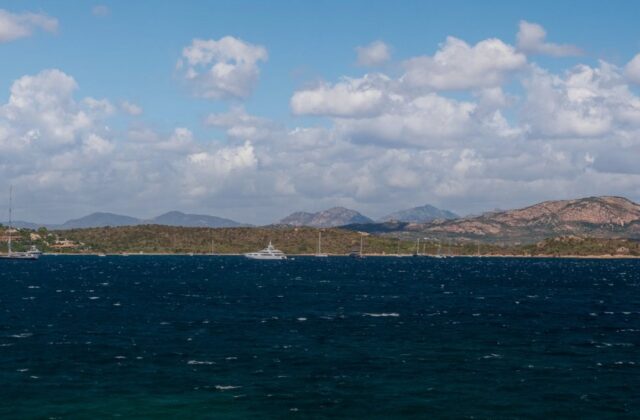 Baia Santa Reparata, lo scatto del giorno tra cielo e mare