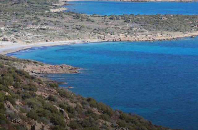 Tavolara, l’isola-tavolo che custodisce il regno più piccolo del mondo
