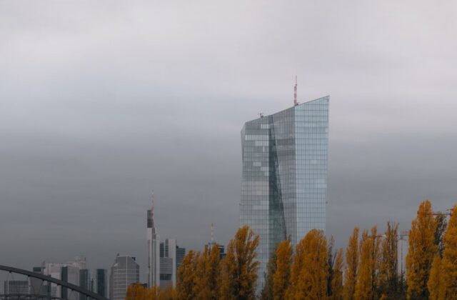 Bce: inflazione al 3% nel 2026, crescita frenata allo 0,9%