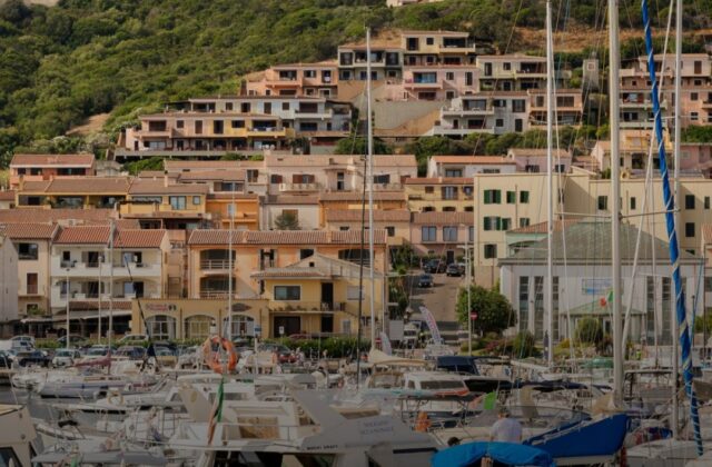 Costa Smeralda, calette prese d’assalto: baie trasformate in parcheggi nautici