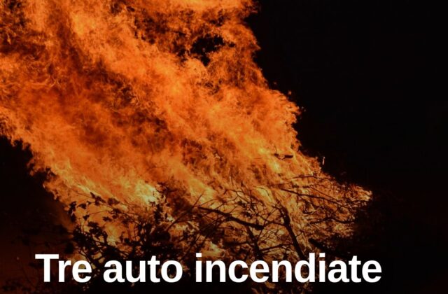 Tre auto incendiate nella notte, paura a Santa Teresa Gallura