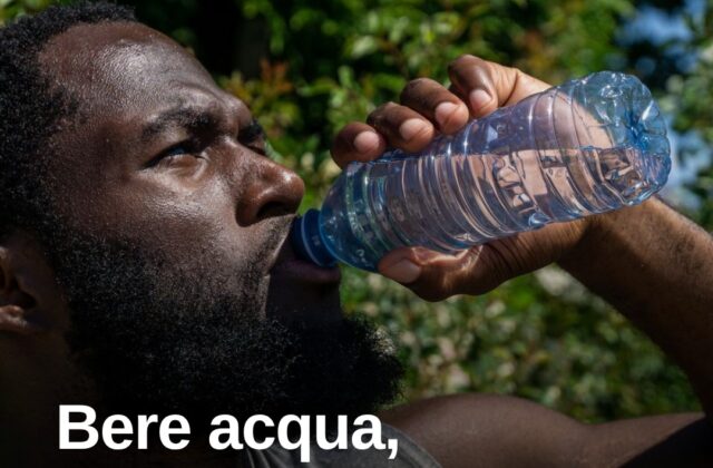 Caldo fuori stagione, l’invito degli esperti: bere prima di aver sete