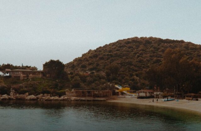 Turismo predatorio: da Gallura e Costa Smeralda a Durazzo